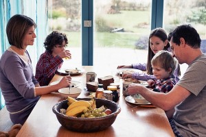 Cara Mengajarkan Pola Makan Sehat Pada Anak Sejak Dini