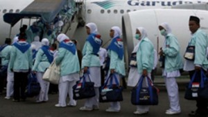 Para calon haji kloter pertama antri naik ke atas pesawat yang akan membawanya ke Tanah Suci di Bandara Sultan Hasanuddin, Makassar, Jumat (23/10). Kelompok terbang pertama asal Kota Makassar sebanyak 335 CJH memulai pemberangkatan haji embarkasi Hasanuddin yang tahun ini sebanyak13.792 CJH dari delapan provinsi dengan 39 kelompok terbang. FOTO ANTARA/Adnan