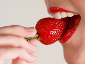 gigi-putih-stroberi