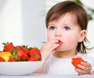 Membiasakan Anak Konsumsi Buah Sejak Dini Membantu Menurunkan Resiko Kanker Payudara
