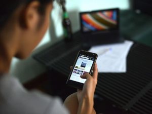 Sinar Biru Smartphone merusak mata