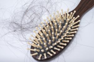 8 Penyebab rambut rontok pada pria dan wanita