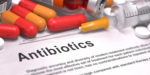 Efek samping antibiotik fluoroquinolone dan cara penanganan yang aman
